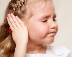 У ребёнка болит ухо и температура что делать