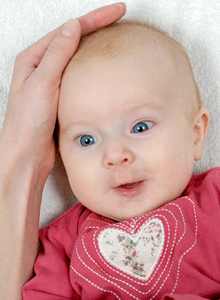 Ребенок 1 месяц постоянно высовывает язык