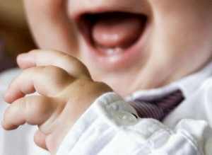 ребенок 2 месяца высовывает язык