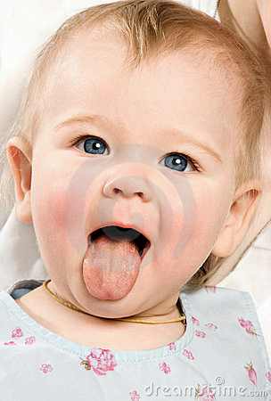 ребенок 2 месяца высовывает язык